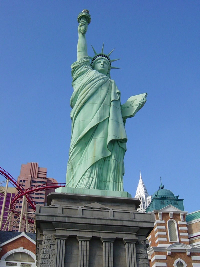 Illustration for article titled Bizarre Replicas of the Statue of Liberty and the Eiffel Tower